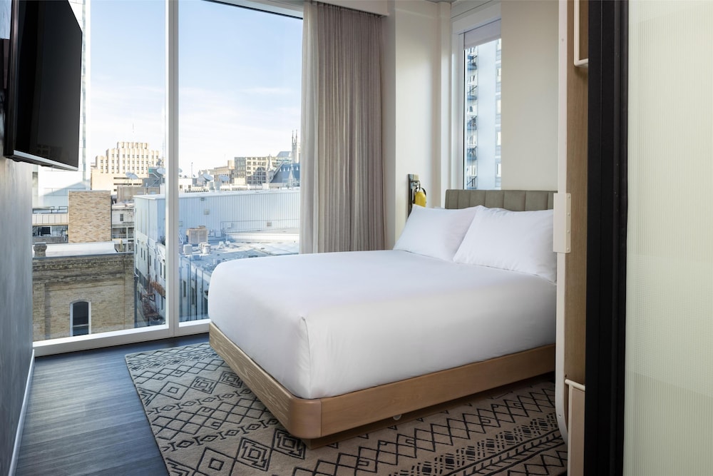 ROOM, QUEEN BED