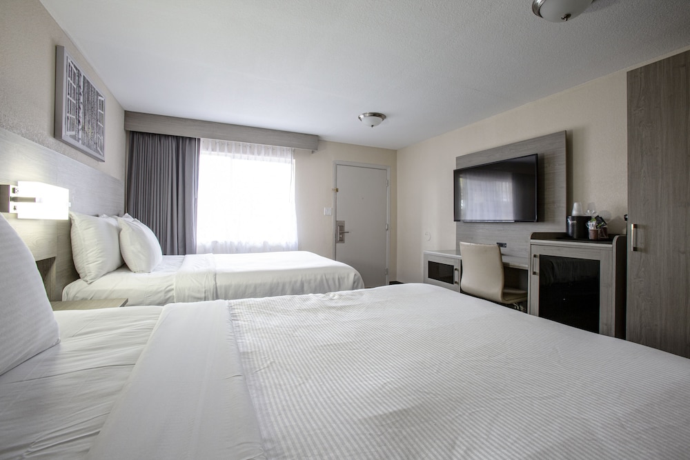 STANDARD, 2 QUEEN BEDS