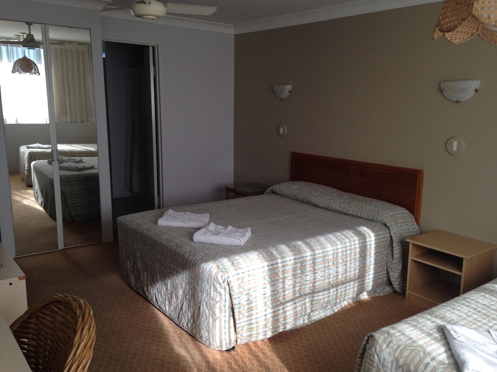 Hervey Bay Hotel and Resort 6/27
