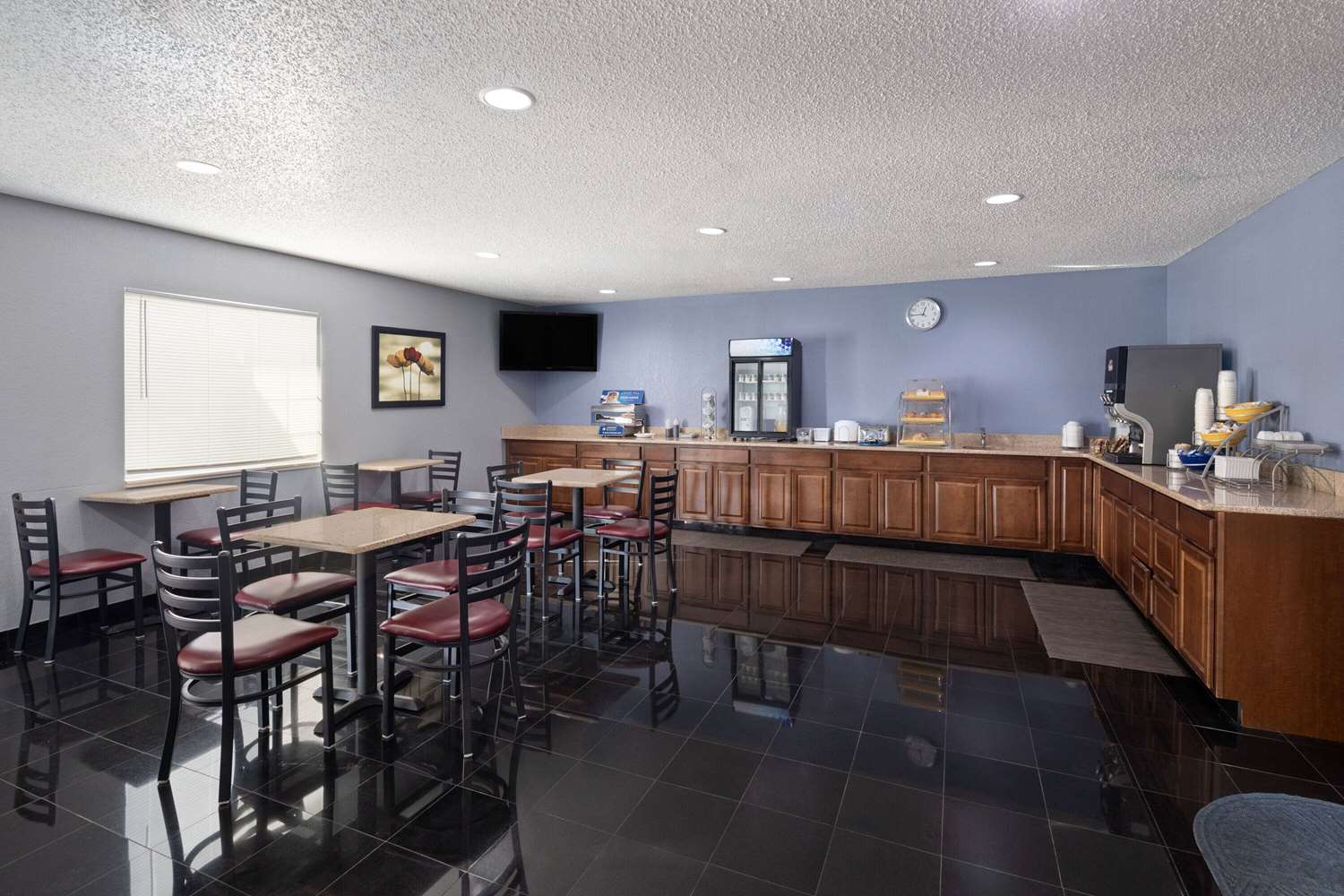 Days Inn & Suites by Wyndham Green Bay WI. 30/38