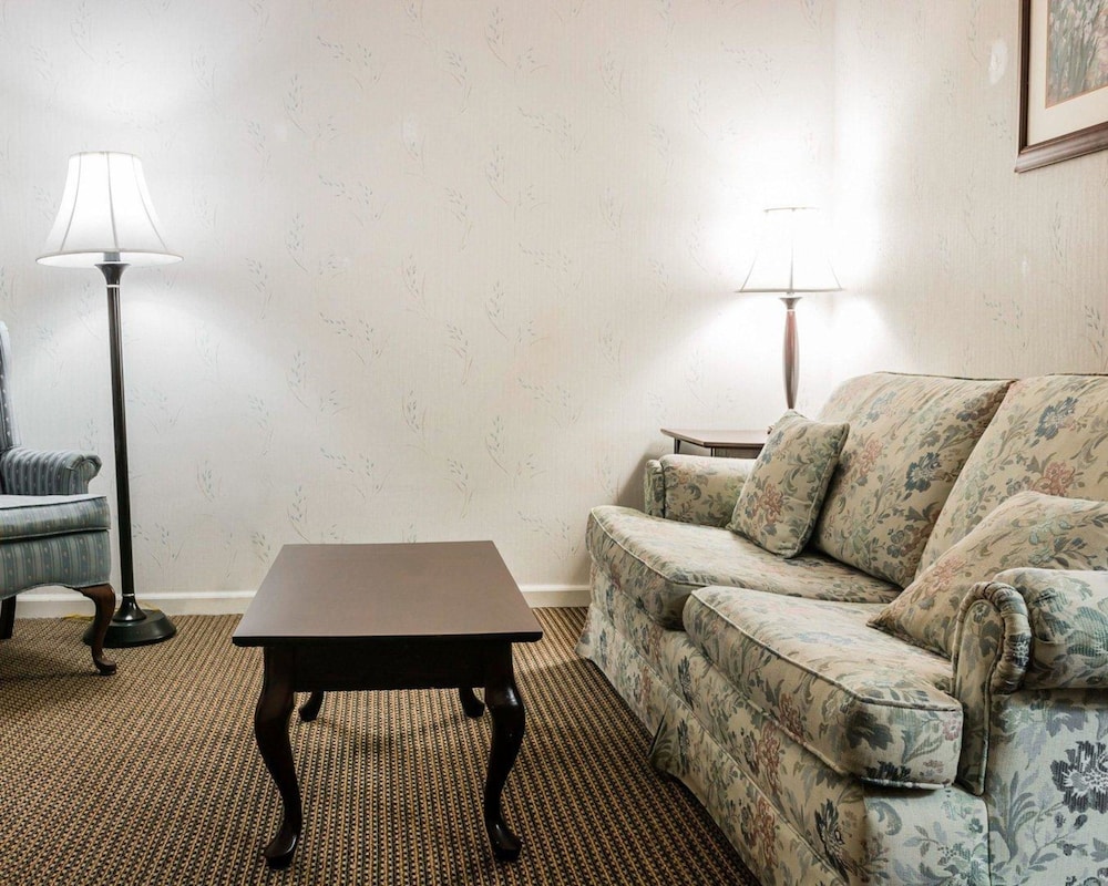 Econo Lodge & Suites Grand Rapids Airport 21/32