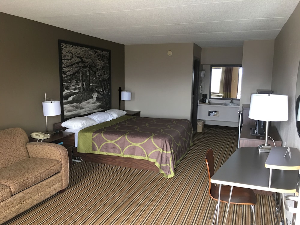 Super 8 by Wyndham Knoxville North/Powell 8/17