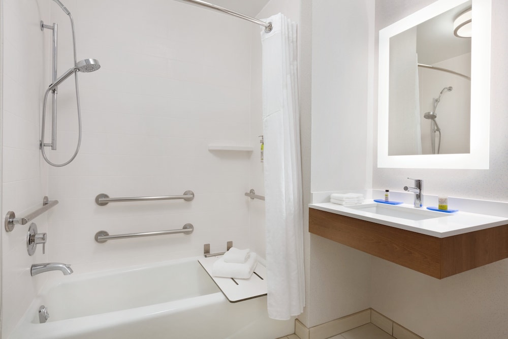 Holiday Inn Express Hotel And Suites Merced 25/52