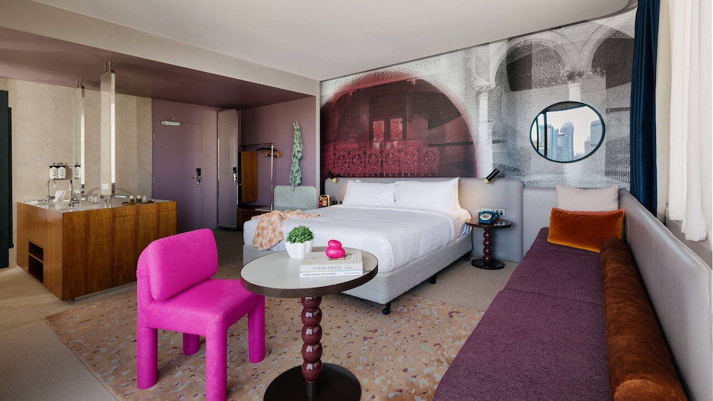 1 Bedroom, Suite, Single Bed, City Skyline View