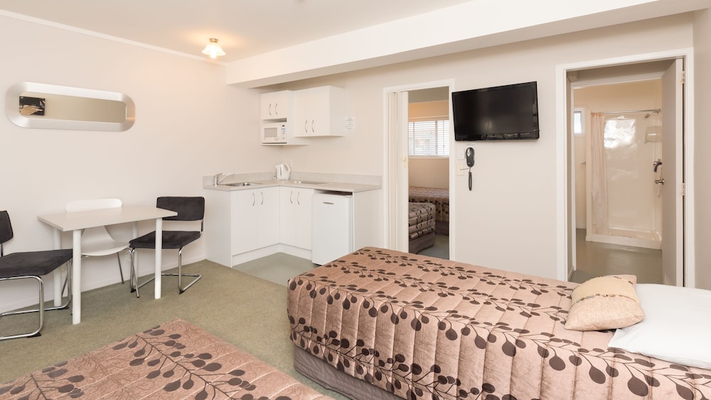 Outrigger Motel 10/38