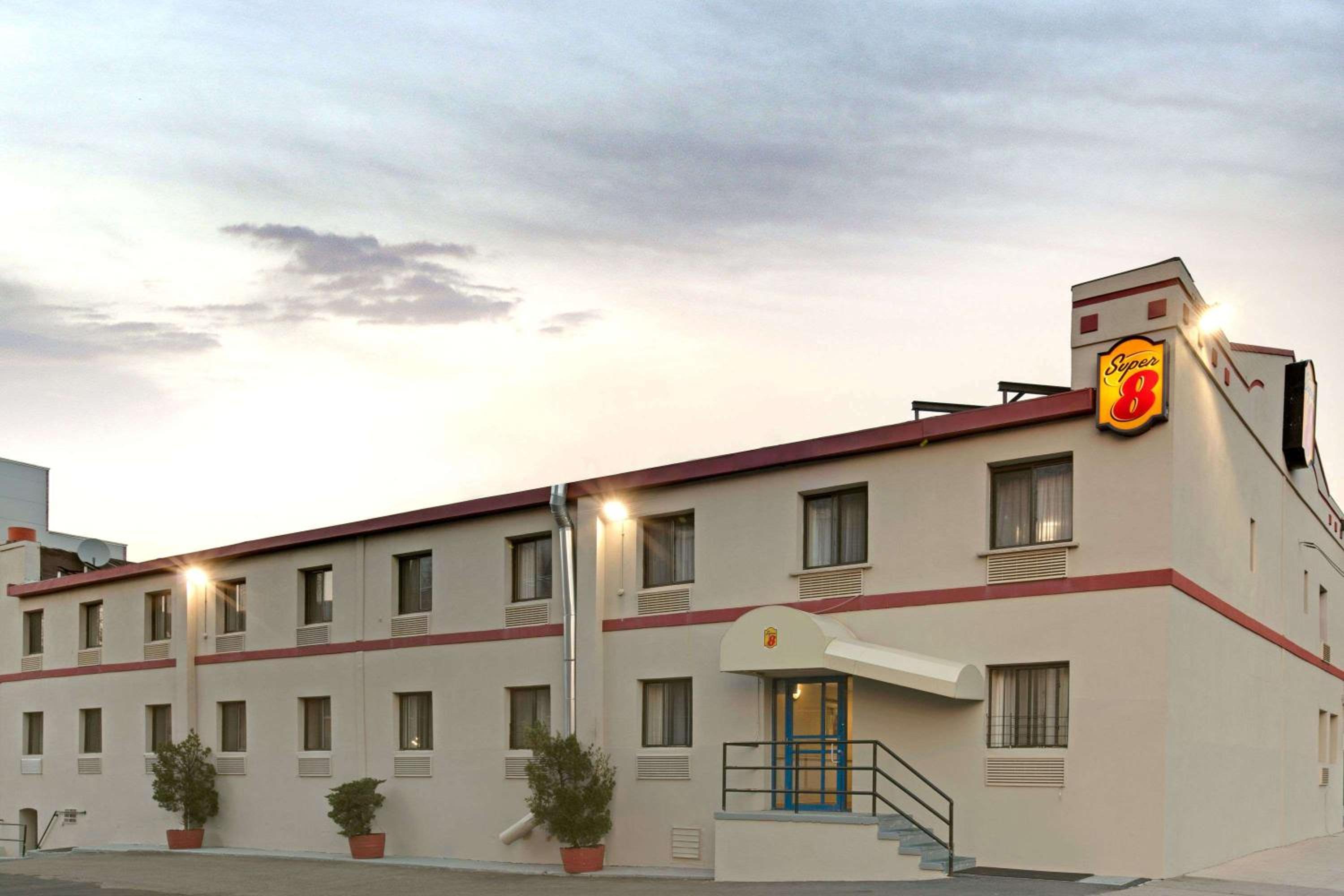Super 8 by Wyndham Long Island City LGA Hotel 4/26