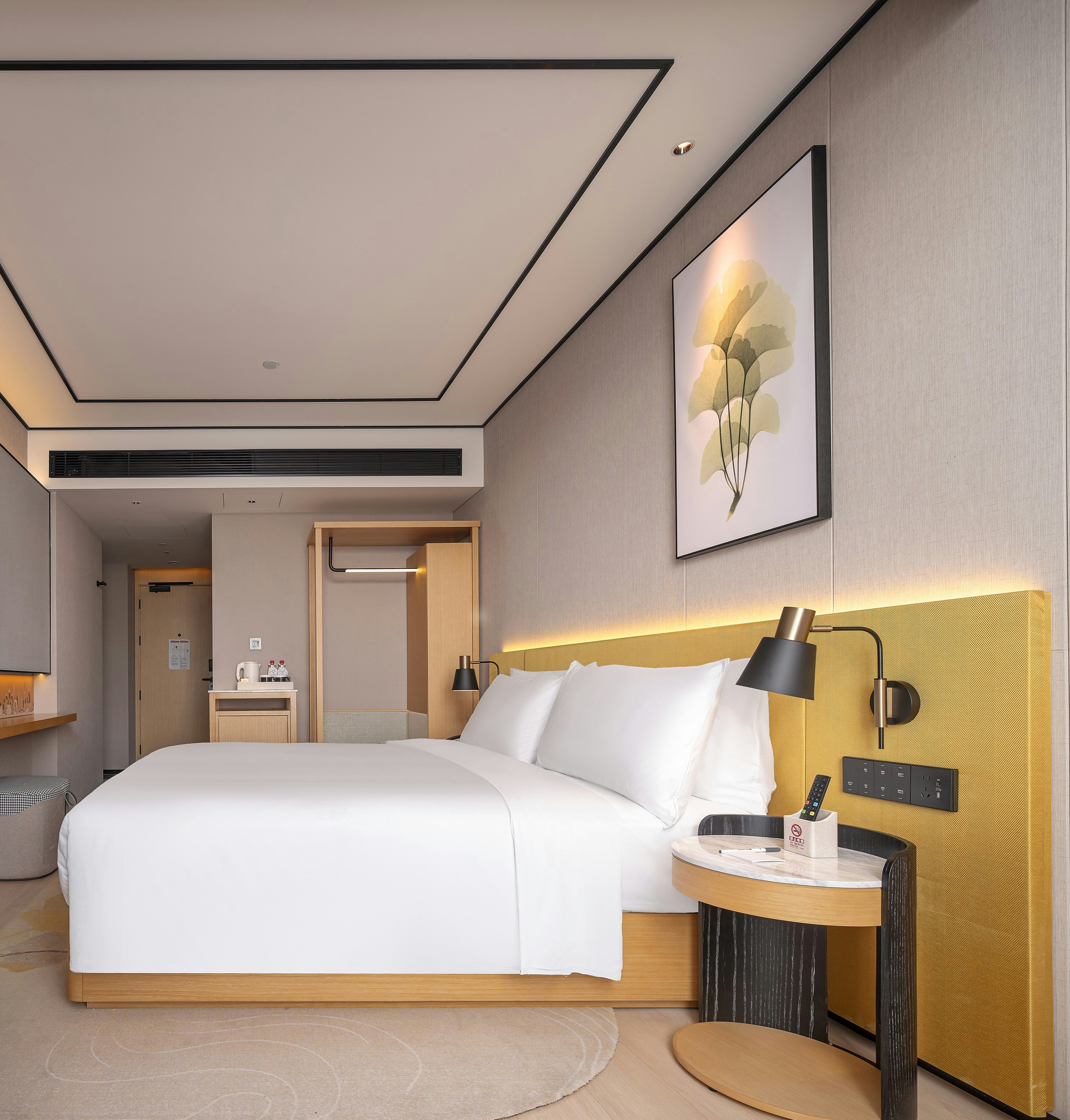 GUEST ROOM, KING BED