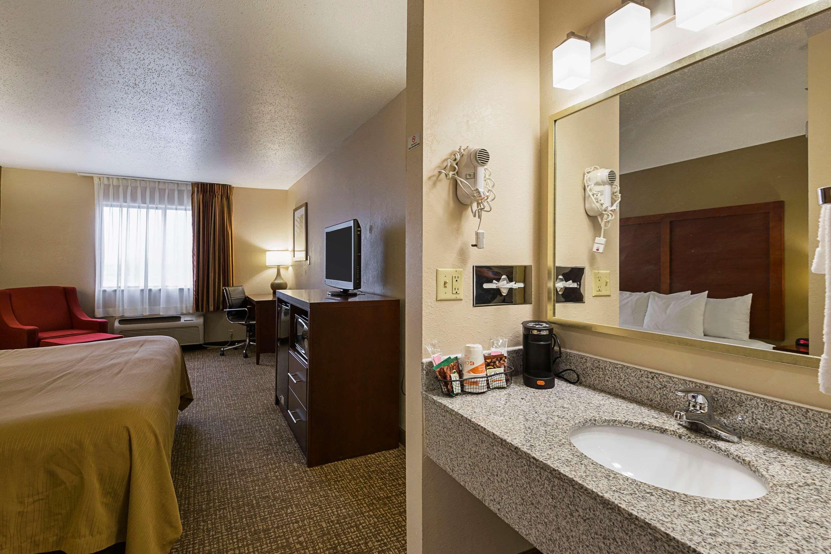 غرفة بسرير مزدوج، Quality Inn Waverly IA 8/9