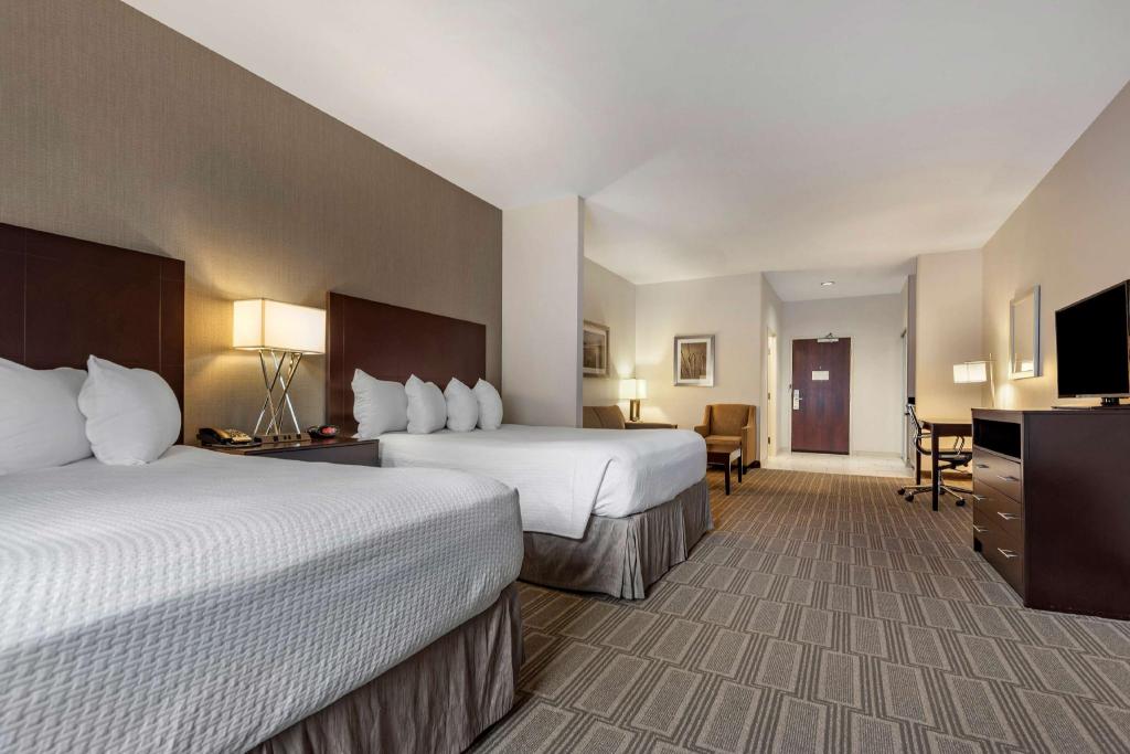 Suite, 2 Queen Beds, Sofa, Bathtub, Accessible