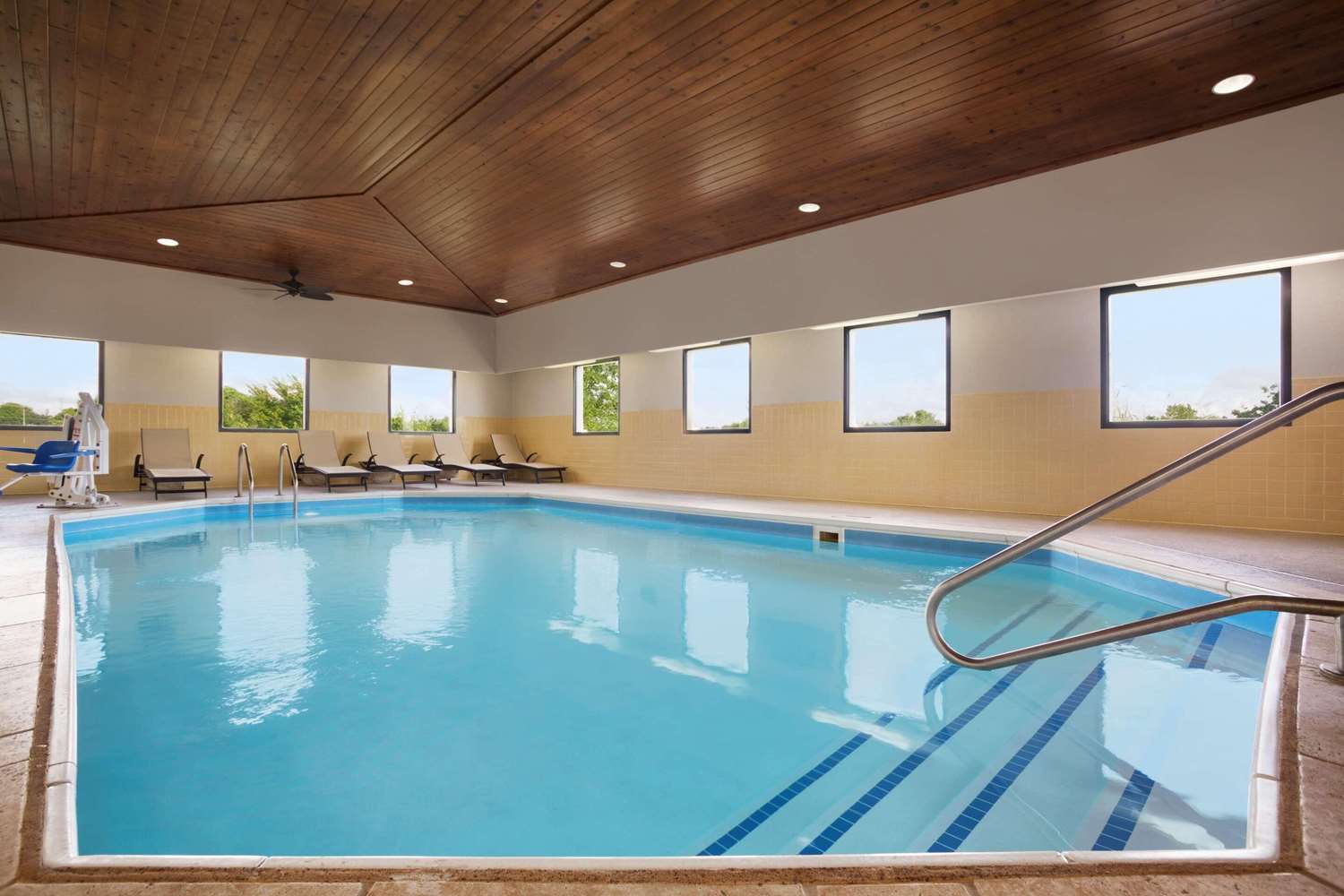 Country Inn & Suites By Radisson, DFW Airport South, TX 18/38