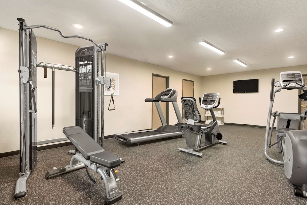 Country Inn & Suites by Radisson, Platteville, WI 29/48
