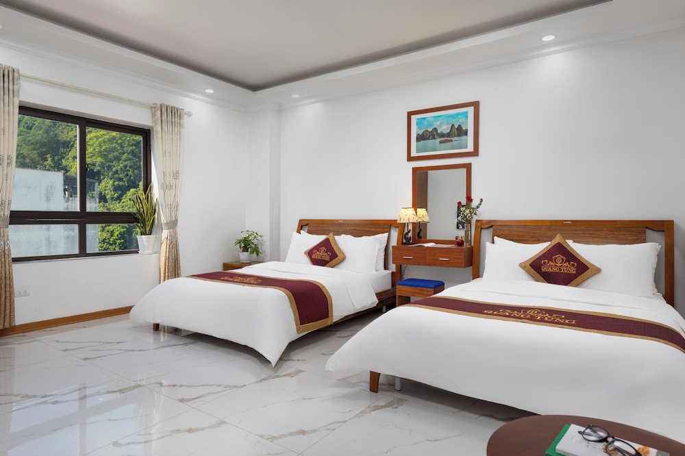 DELUXE, QUADRUPLE, 2 QUEEN BEDS, MOUNTAIN VIEW