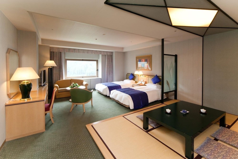 Naspa New Otani Hotel 10/75