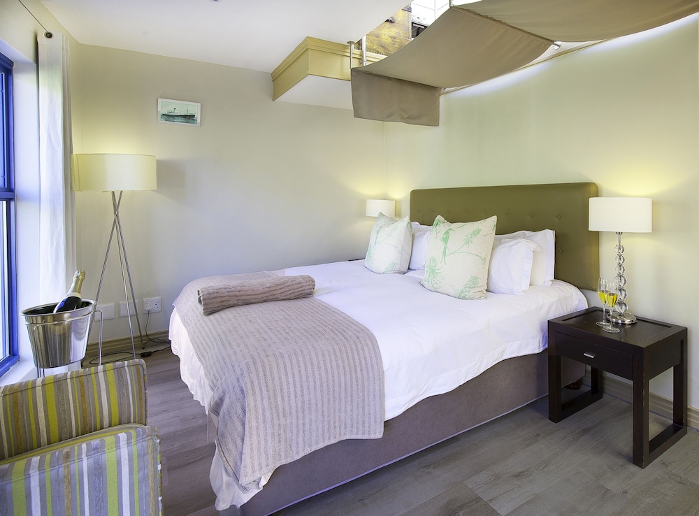 Magellans Hotel 13/50