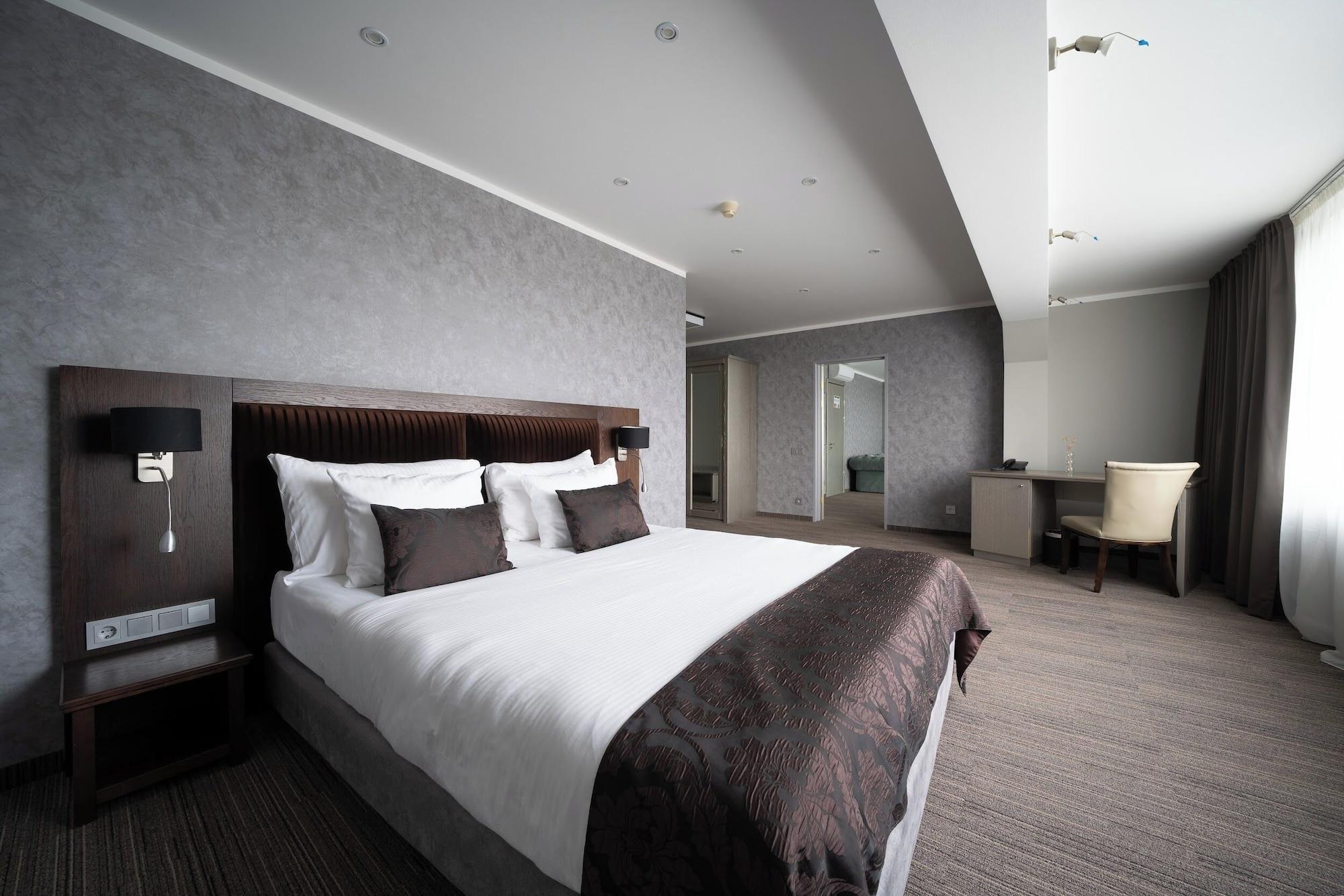 Executive, Suite, Park View, Balcony
