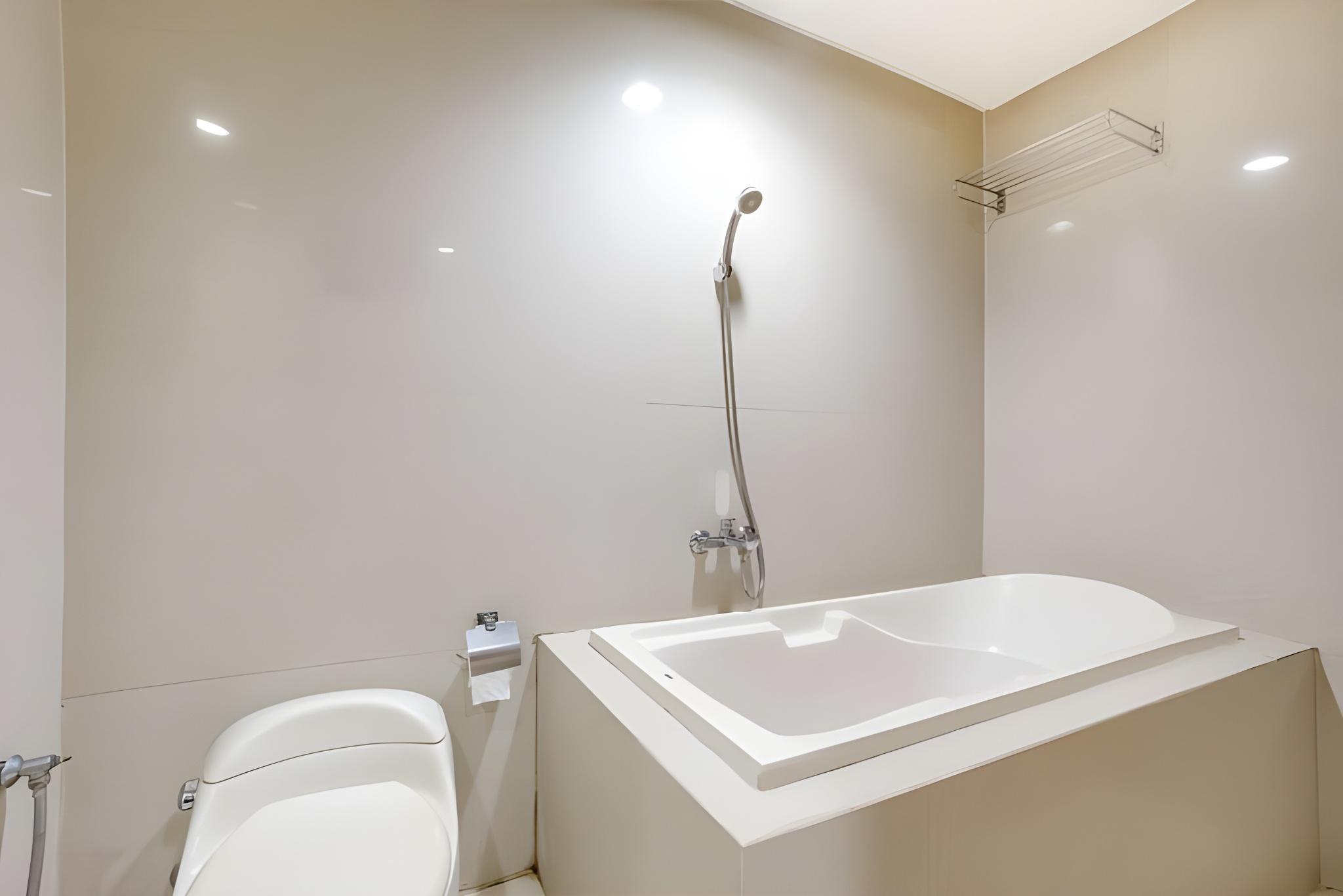 Kenari Tower Hotel 48/49