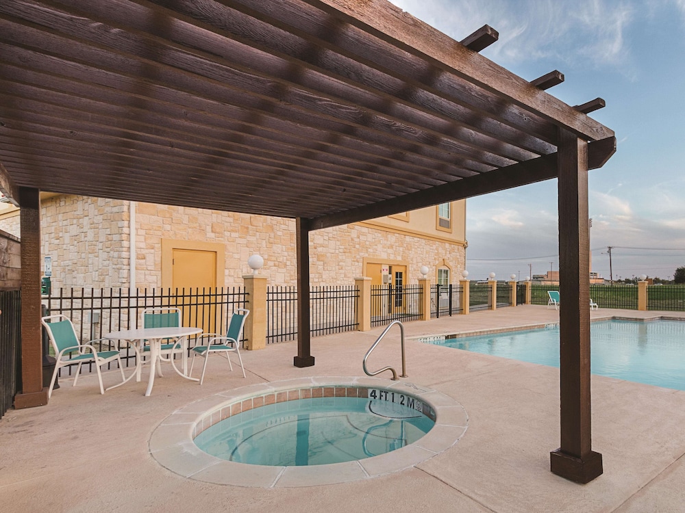 La Quinta Inn And Suites By Wyndham Waxahachie 3/40