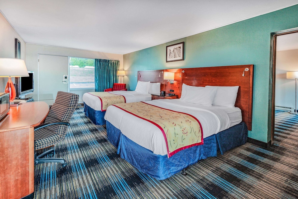 Days Inn Suites By Wyndham St Ignace Lakefront 16/50