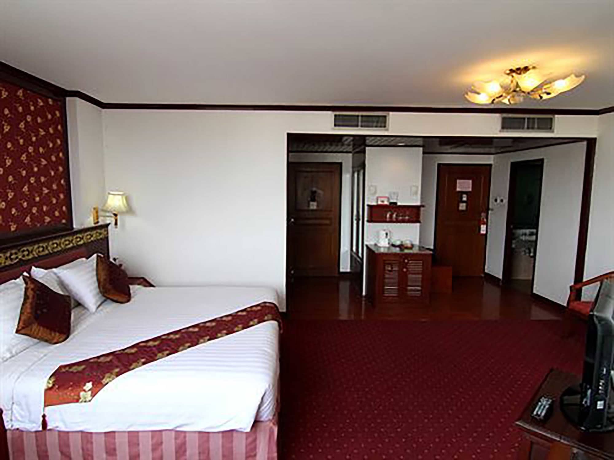 GRAND, DELUXE