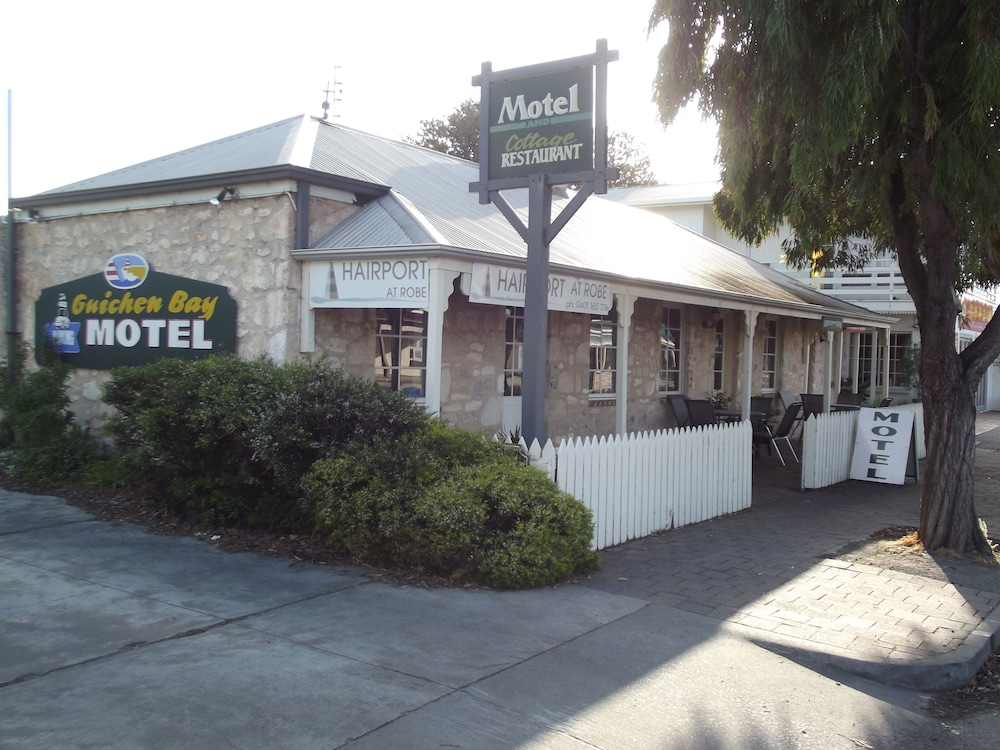 GUICHEN BAY MOTEL 7/54