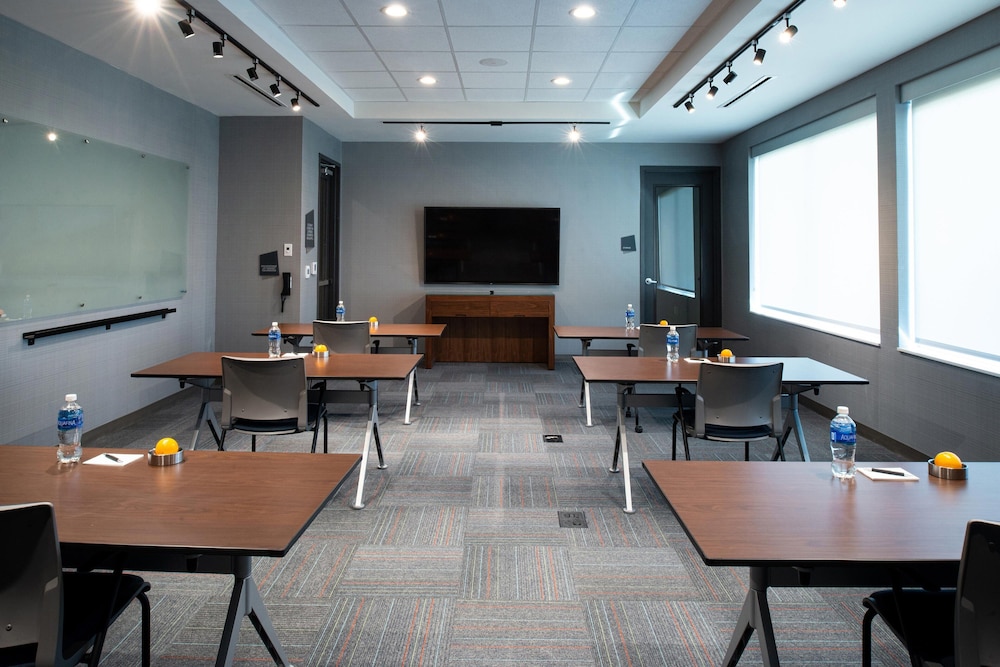 Aloft North Kansas City 24/34