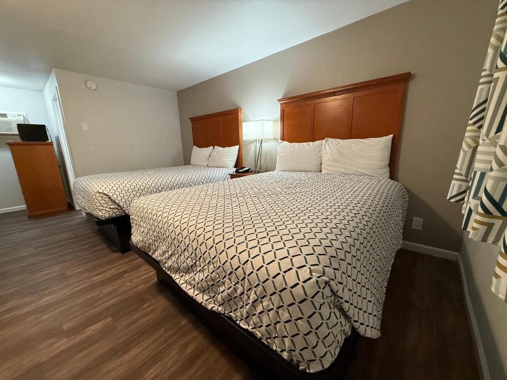 جناح بسريرين مزدوجين بمطبخ صغير، Budget Inn Bend by OYO 3/6