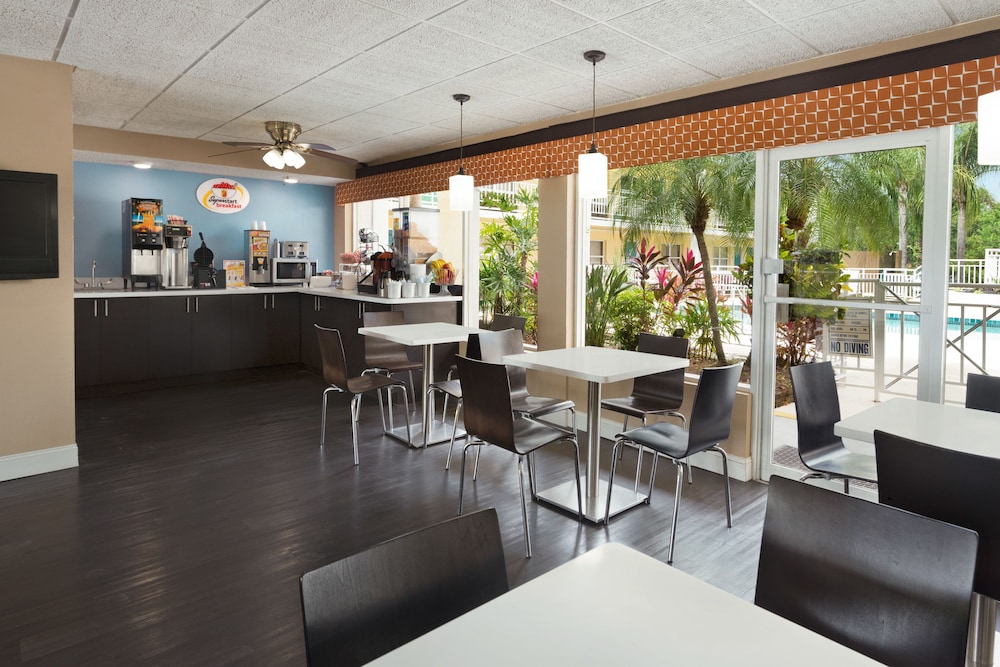 Super 8 by Wyndham Ellenton Bradenton Area 23/29