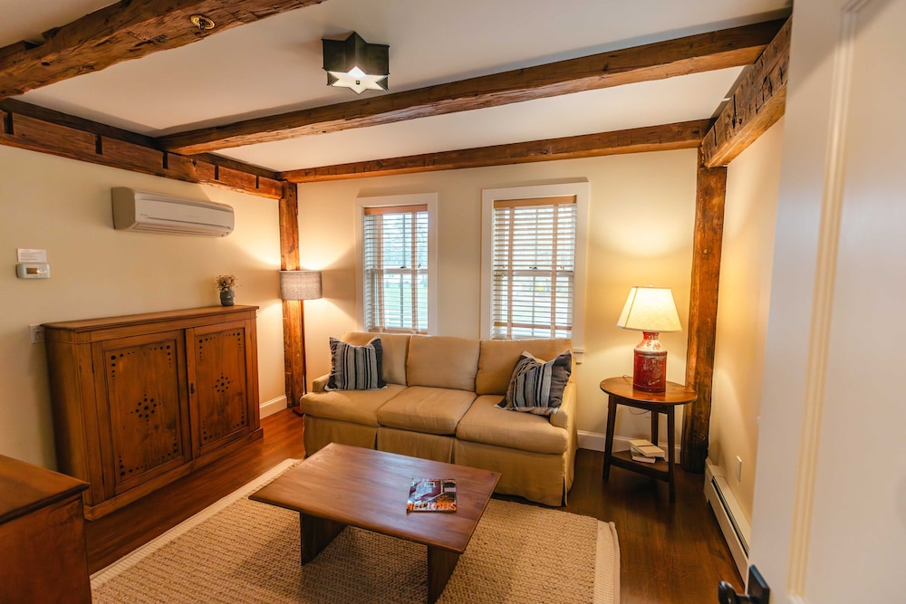 Hill Farm Inn 24/50
