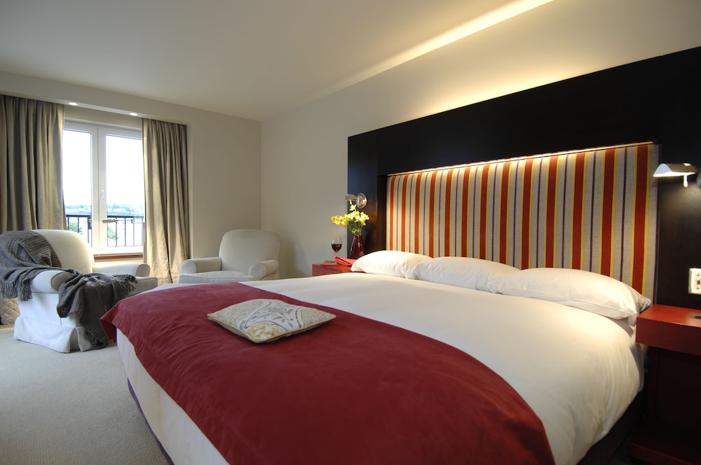 LUXURY, KING BED