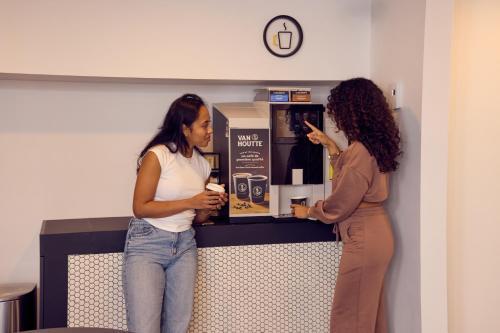 Capsule Hotel Montreal 5/28