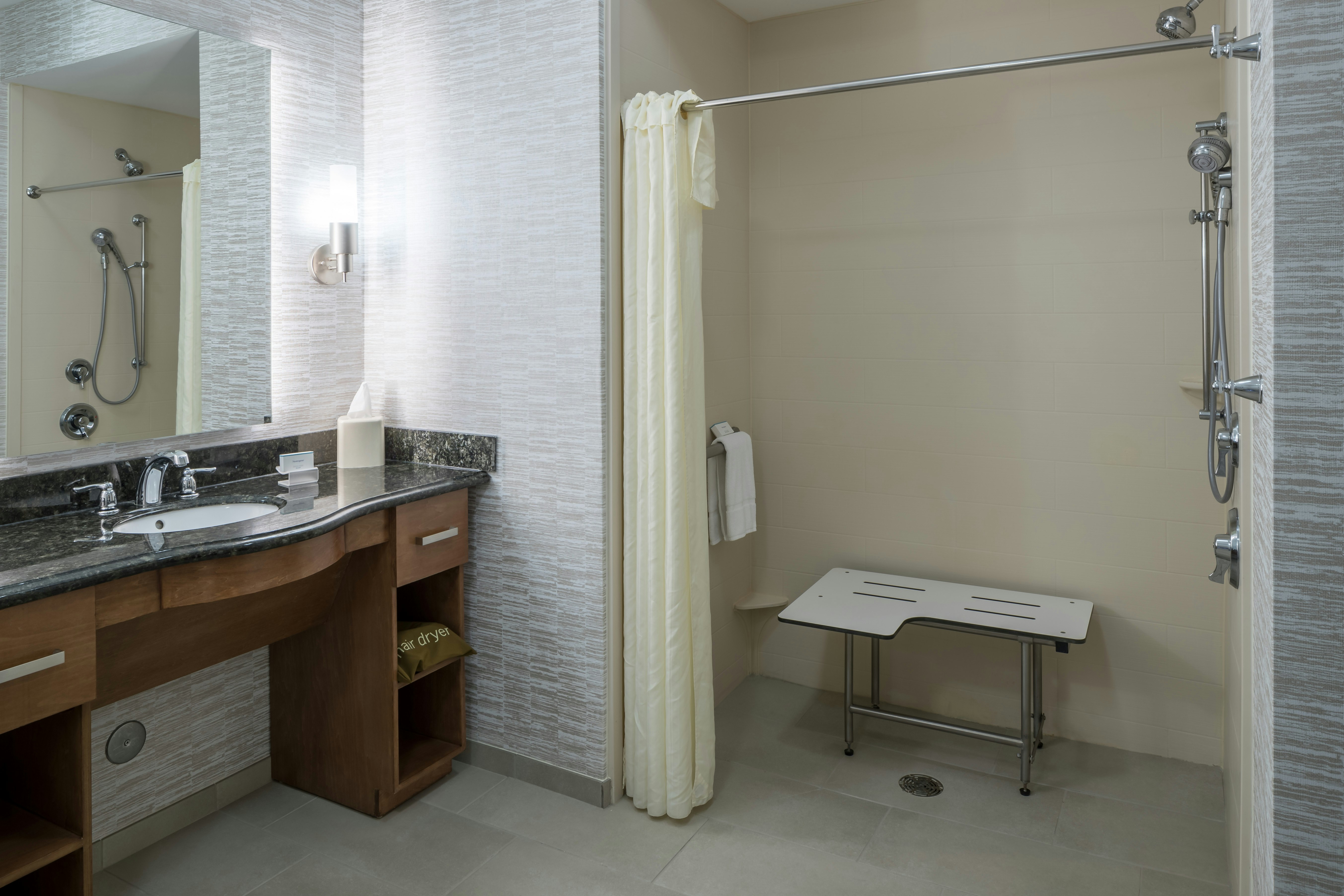 STUDIO, KING BED, ACCESSIBLE