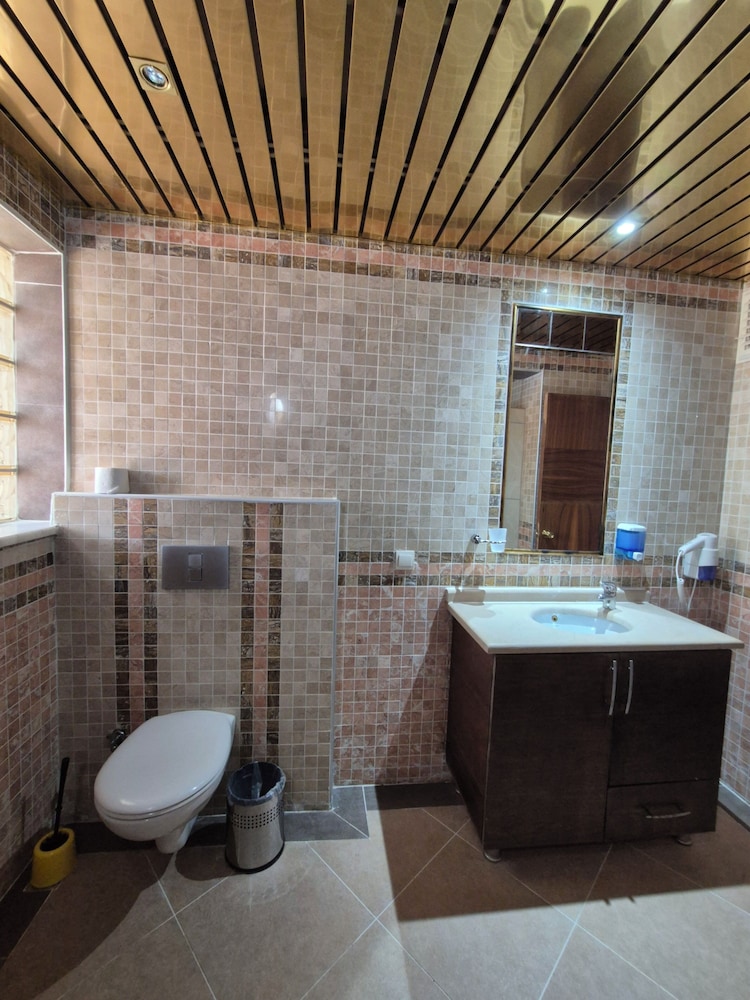 Dinara Hotel 65/66