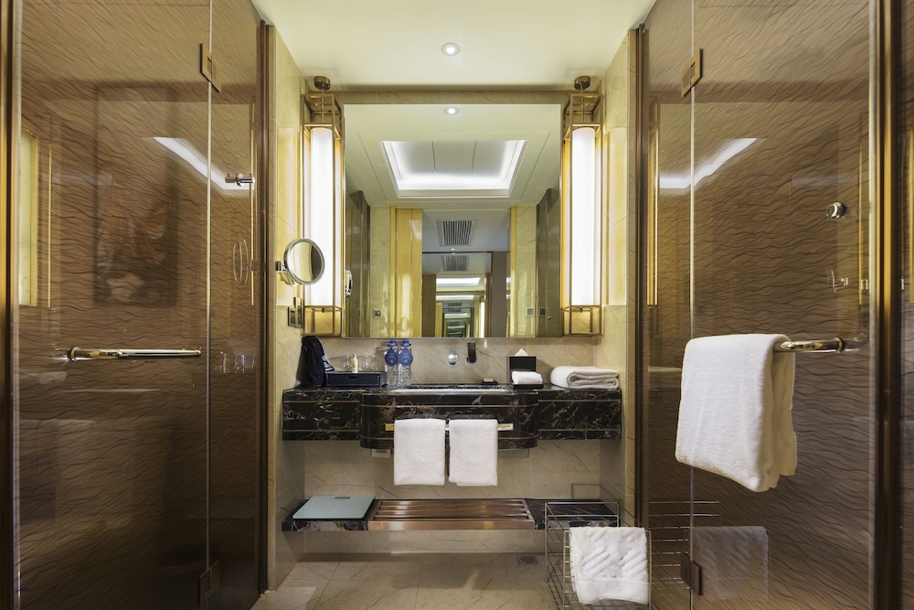 HILTON WUHAN RIVERSIDE 8/79