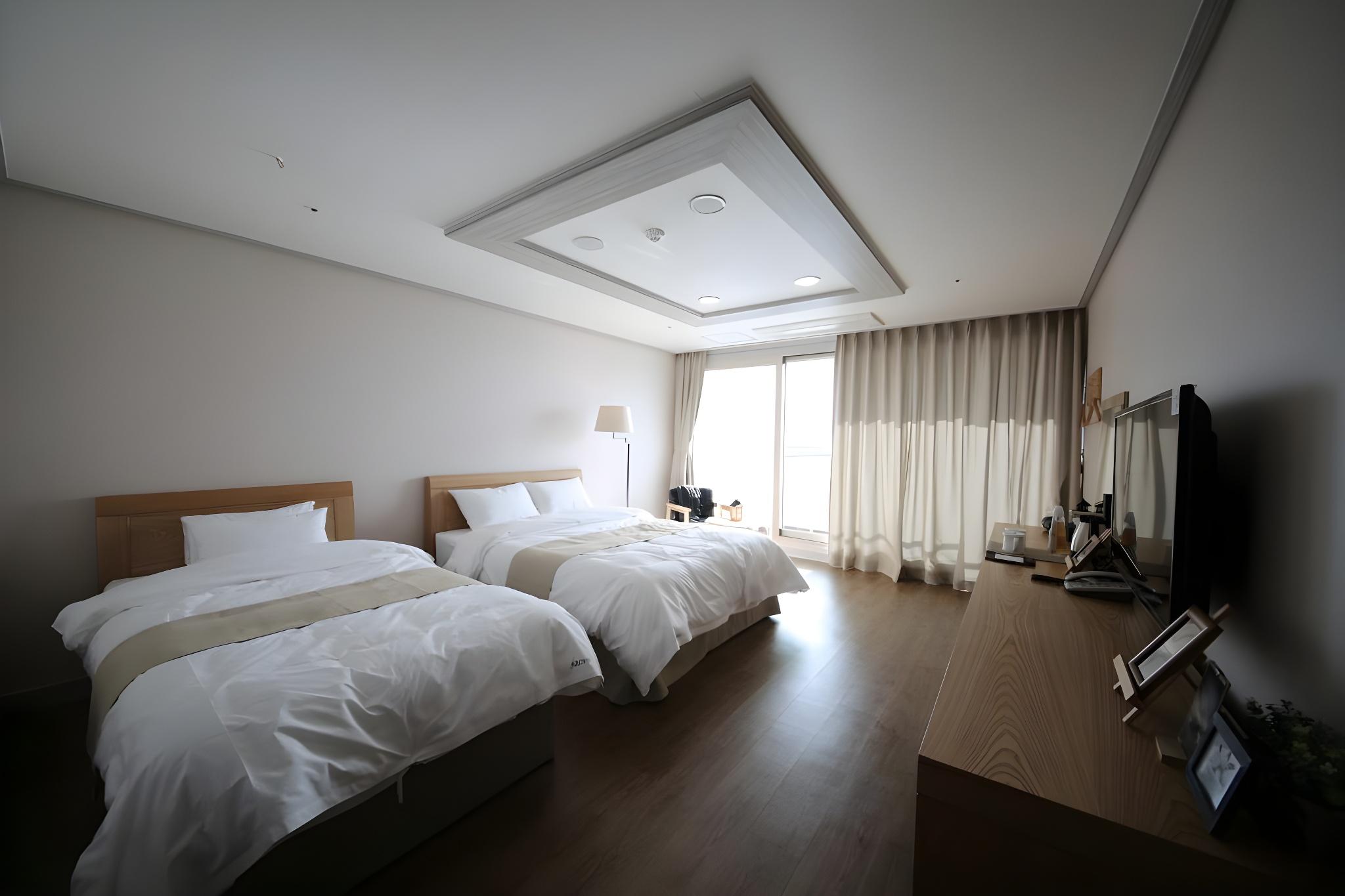 Standard, Twin Beds, Village View