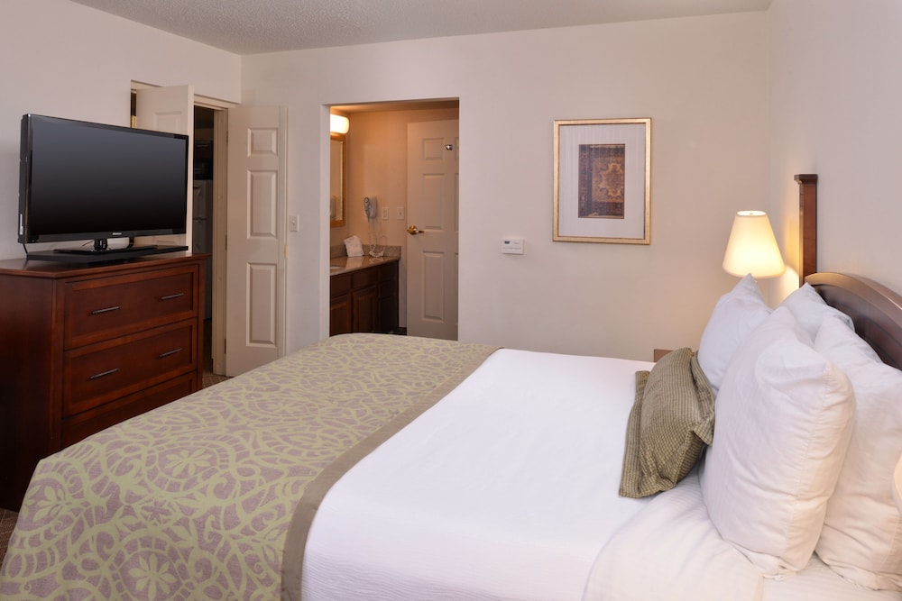 Staybridge Suites Indianapolis Airport 10/70