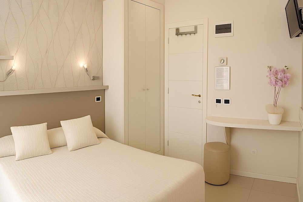 ROOM, DOUBLE OR TWIN BED, BALCONY
