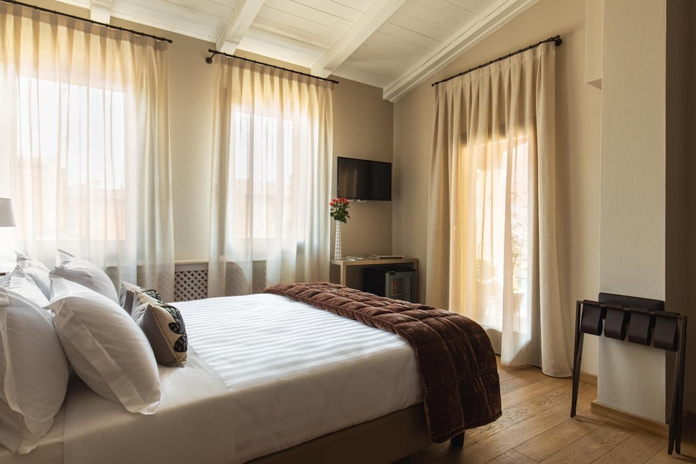 SUPERIOR, DOUBLE OR TWIN BED