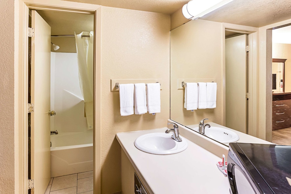 Econo Lodge McAlester 15/27