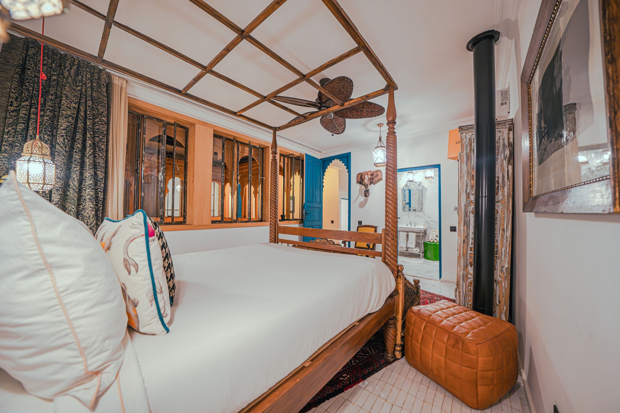 DELUXE, QUEEN BED, POOL VIEW