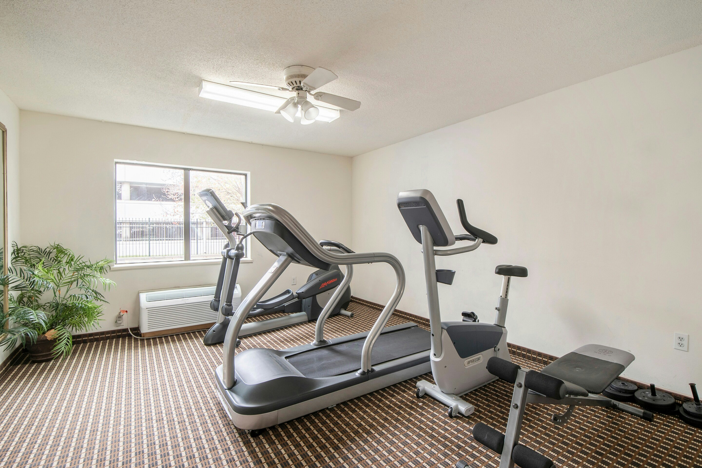 OYO Townhouse Houston Airport North 14/27