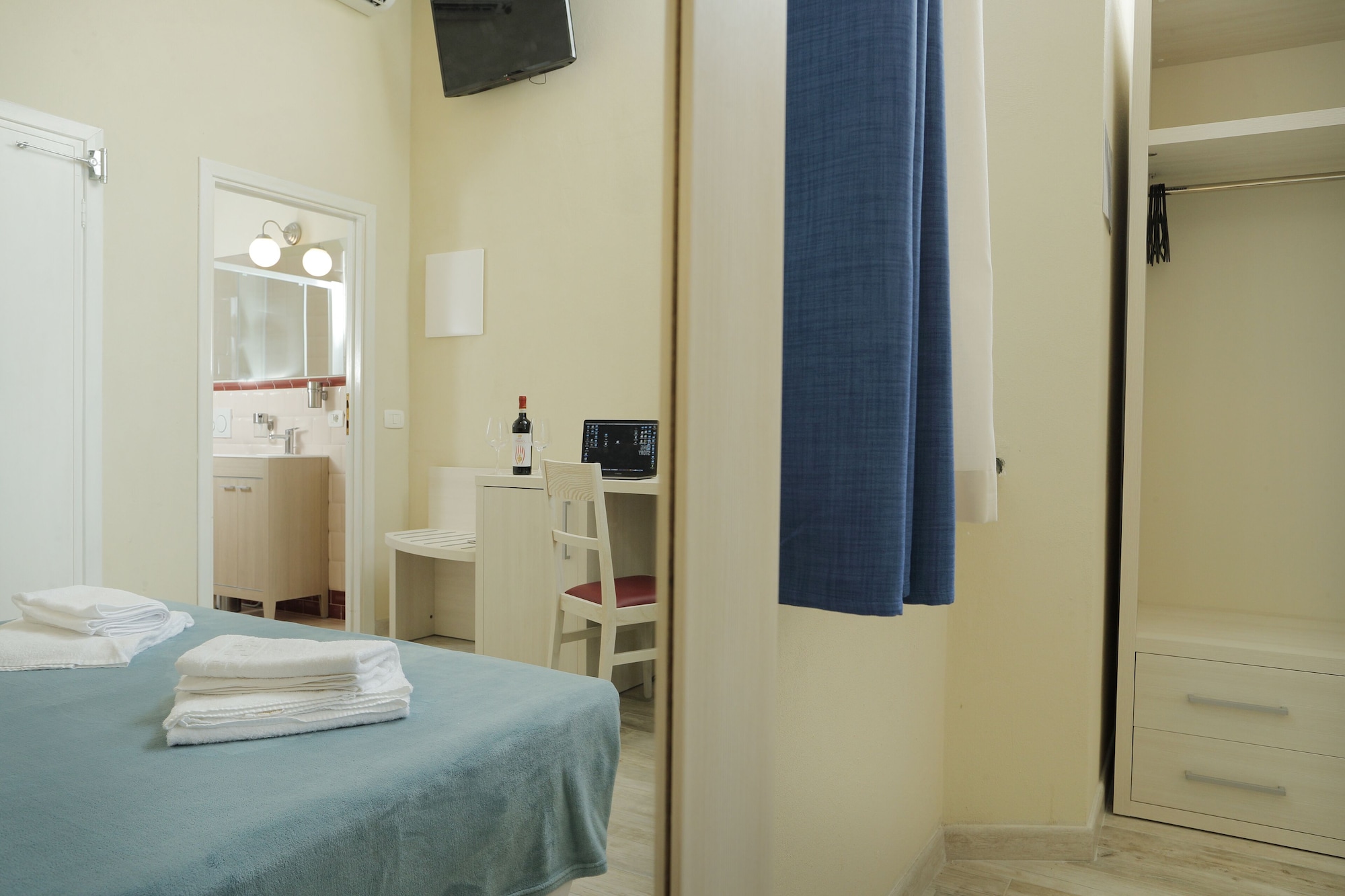 Room, Queen Bed, Hotel Il Mulinaccio 2/6