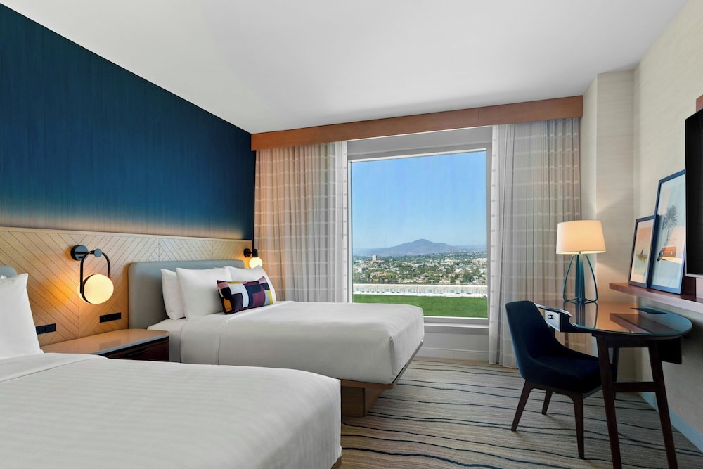 غرفة بسريرين كوين بإطلالة على المرسى بشرفة، Gaylord Pacific Resort & Convention Center 2/5