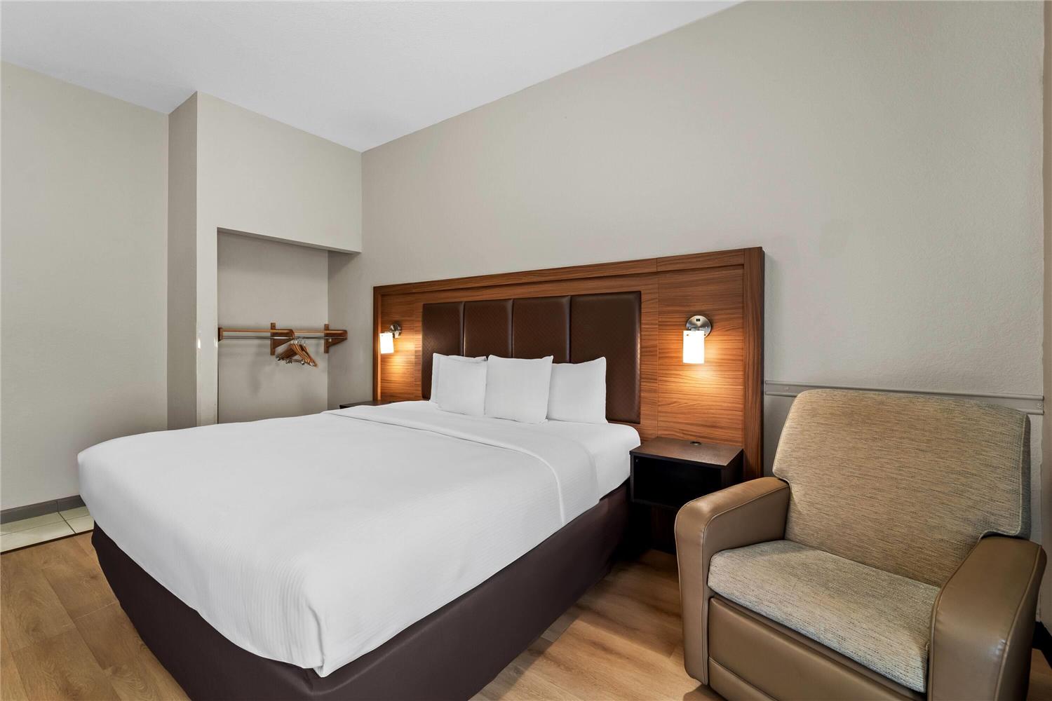 Days Inn Suites By Wyndham Fort Myers Near Jetblue Park 15/43