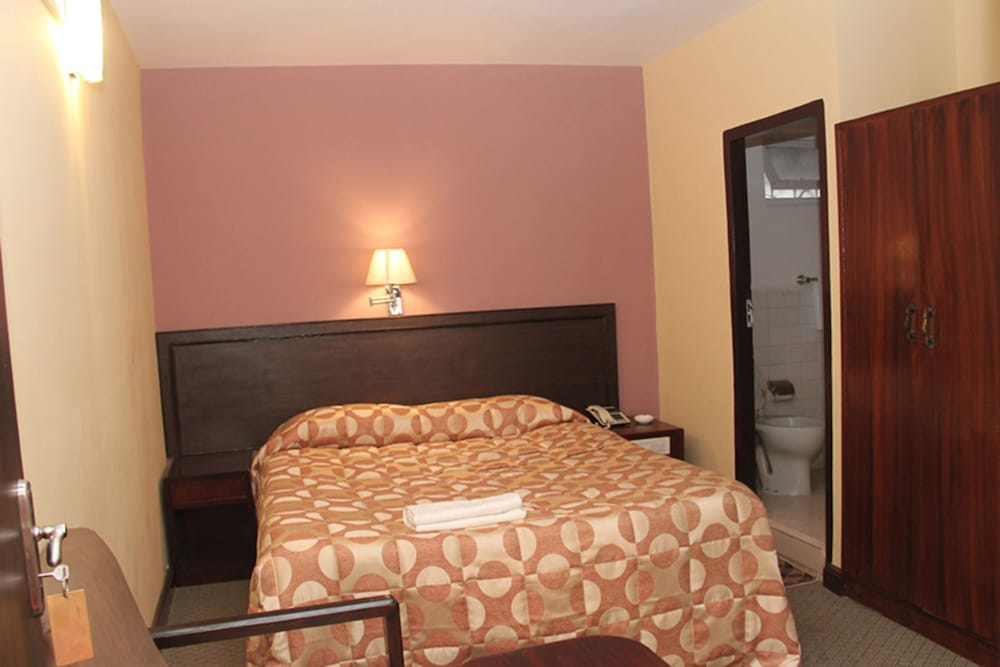 Hotel Pacific 7/12