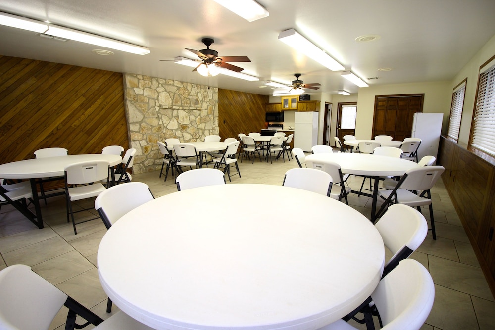 Peach Tree Inn & Suites 50/67