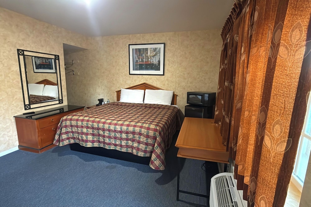 Room at At 9 Motel Near Freehold I-195, Beaver - WV