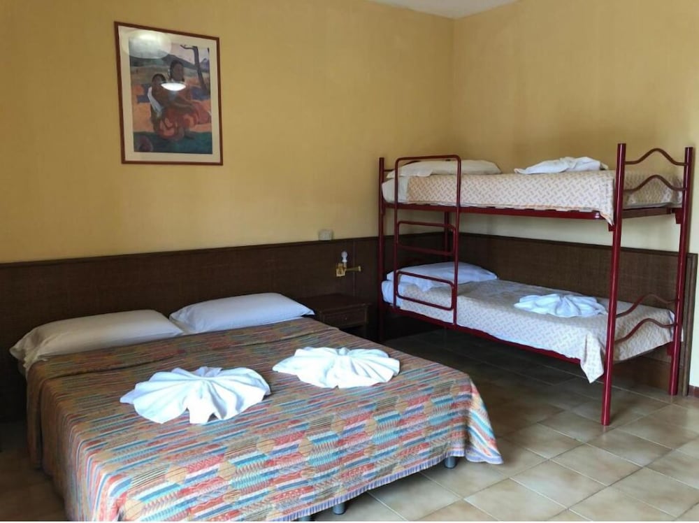 ROOM, QUADRUPLE