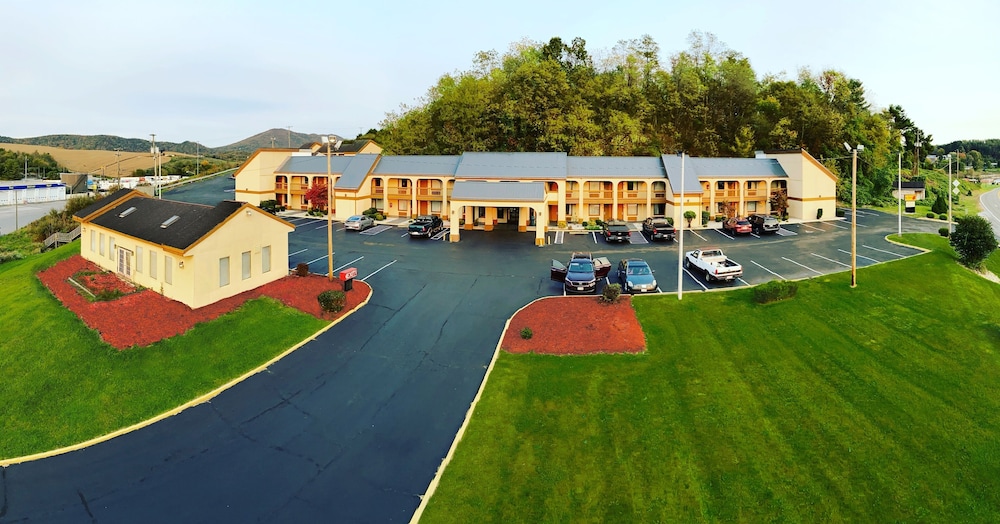 Super 8 by Wyndham Fort Chiswell Wytheville Area 30/33