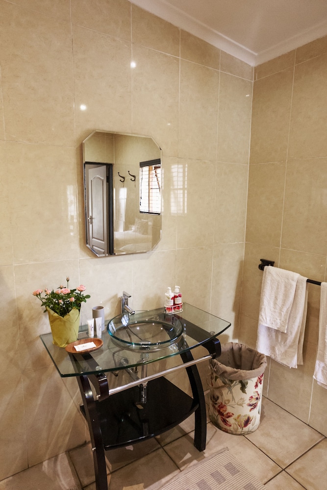 Town And Country Guest House 48/50