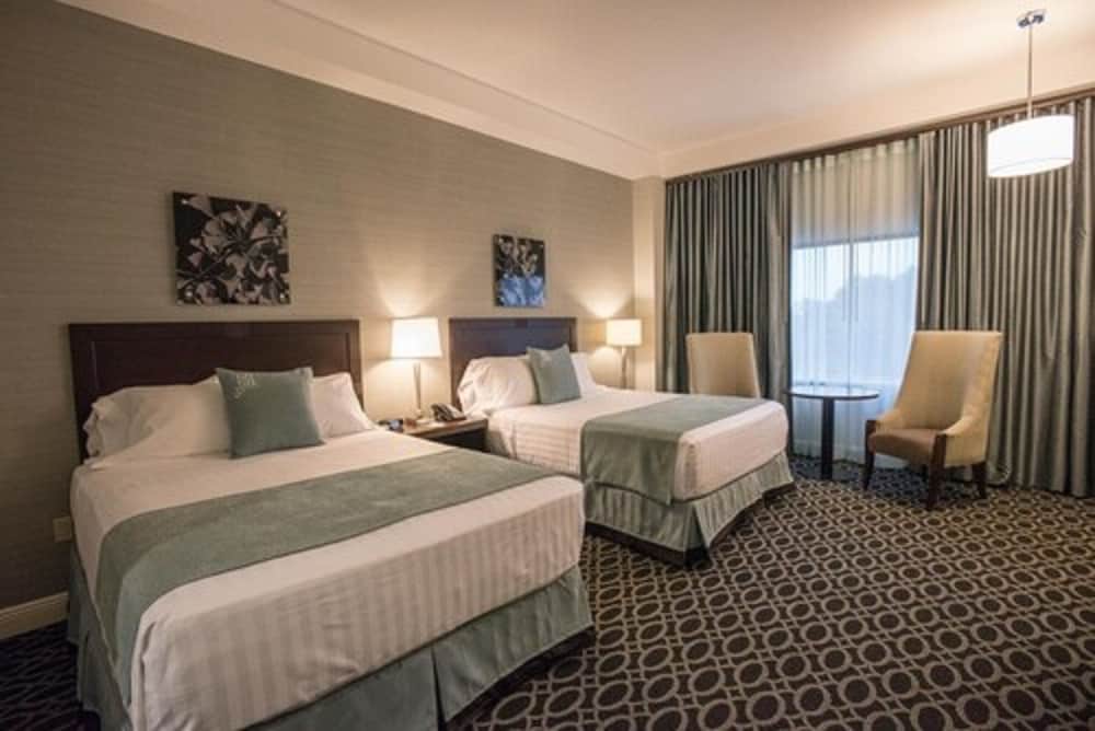 STANDARD, 2 QUEEN BEDS